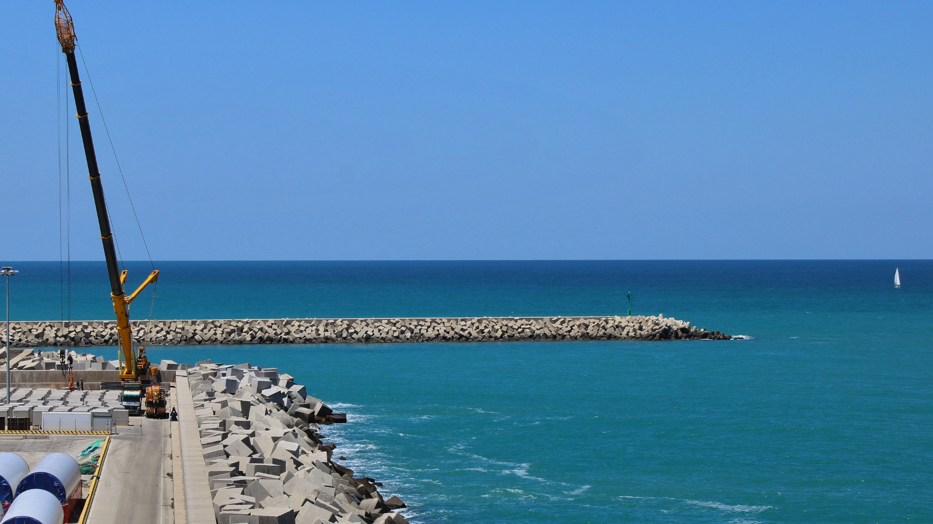 Vista geral de quebra-mar em obra marítima junto ao mar