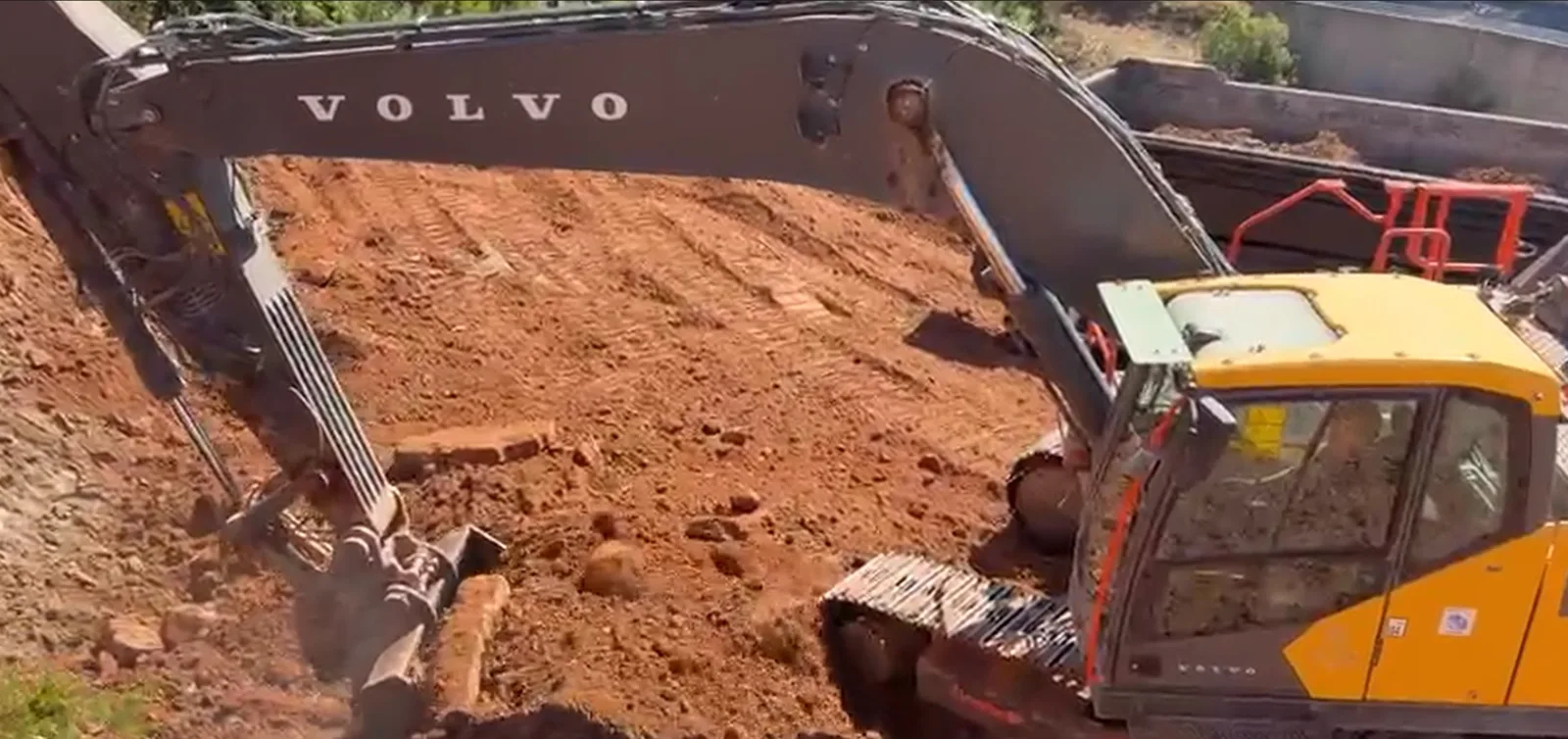 Escavadora a nivelar e preparar a área de trabalho