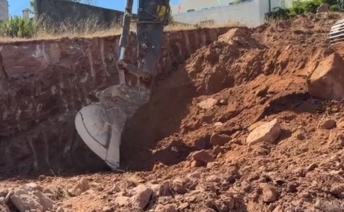 Balde de escavadora em trabalhos de escavação do terreno
