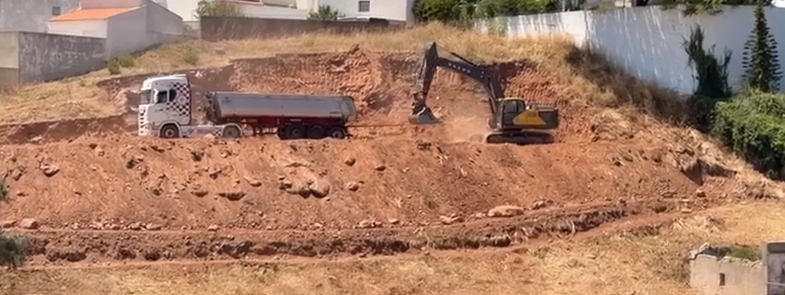 Vista geral do terreno com evolução dos trabalhos de movimentação de terras